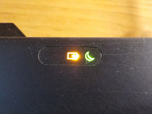 T510: Yeah, Much more useful than a glowing red dot. Yeah, Much more useful than a glowing red dot. Close-up of the battery and sleep LEDs, the battery one is yellow meaning it's low.