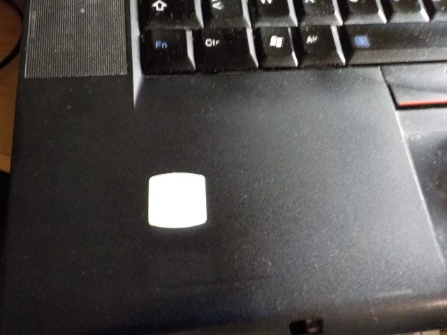 I wanted to wait for the refund before removing this now completely washed-out Windows7 logo sticker from the T510. Left corner of the T510 palm-rest, with a white sticker that used to have the Windows7 logo.